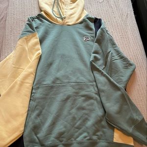 Brand new with tags Puma oversized sweatshirt!! Super cute, size M in mens